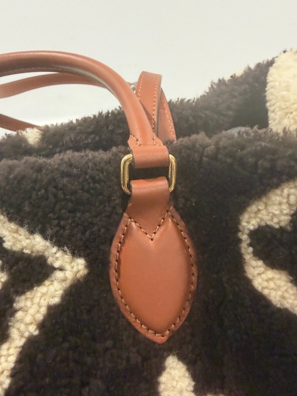 Louis Vuitton OnTheGo GM Shearling Teddy Limited Edition Tote Bag (JB1438) - Picture 8 of 15